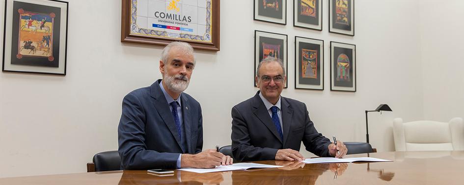 El rector, Julio L. Martínez, SJ, y el presidente de la fundación durante la firma del convenio