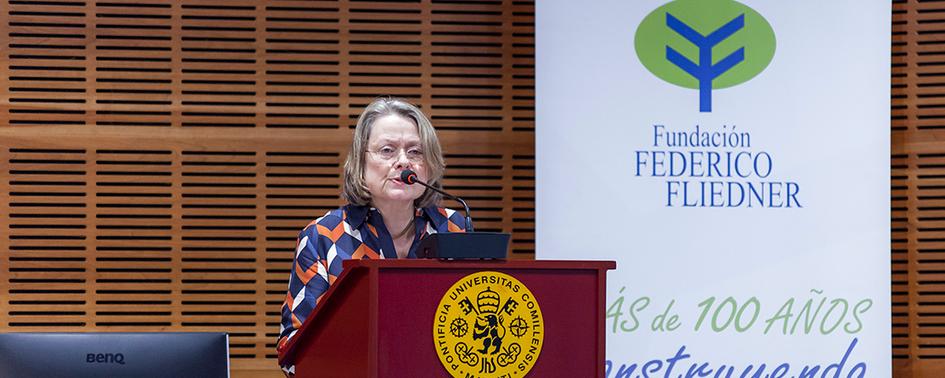 La teóloga Sarah Coakley durante su conferencia