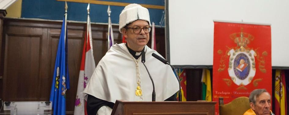 Gabino UrÍbarri, SJ durante su nombramiento como miembro de la Real Academia de Doctores de España.