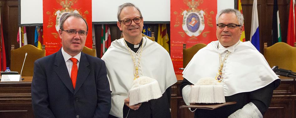 Gabino Uríbarri junto al decano de la Facultad de Teología y al profesor y presidente de la Sección de Teología de la RADE, Santiago Madrigal