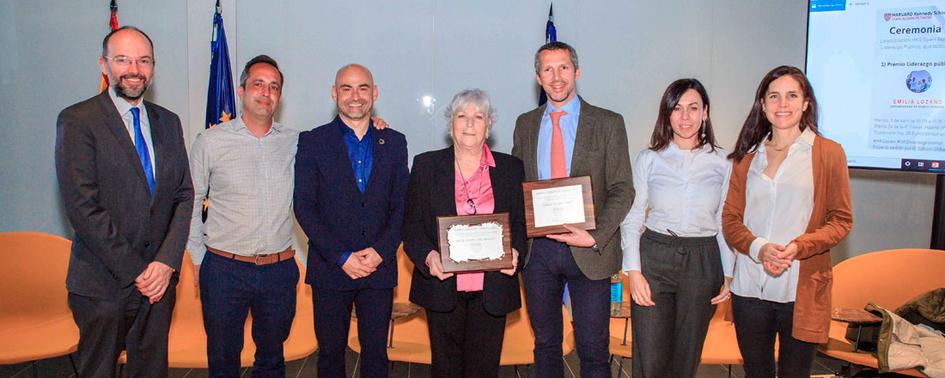 Ignacio Álvaro y Emilia Lozano reciben sus respectivos premios de la red de alumni de Harvard Kennedy School Spain. 