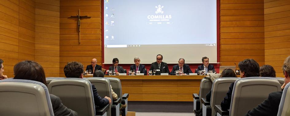 Javier Alonso, vicedecano de la Facultad de Derecho (centro) y Javier W. Ibañez, codirector de la Cátedra y profesor en la Facultad (1º por la izq.) junto a los ponentes expertos en derecho de la jornada. 