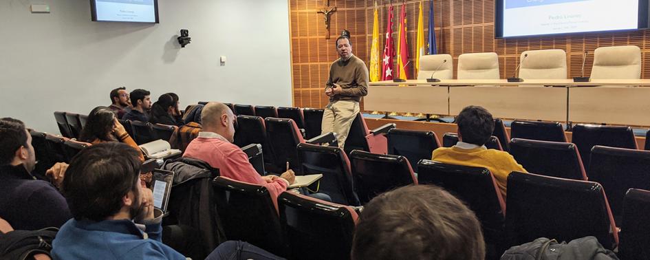 Pedro Linares dando una conferencia sobre la ley de transición ecológica y la situación actual en España.