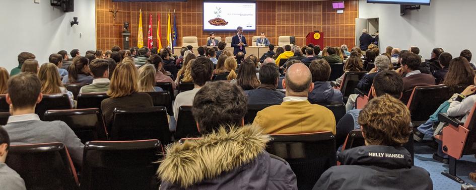 Antonio Muñoz (centro), director de la Escuela Técnica Superior de Ingeniería, presentando los grados a los asistentes. Jesús Ramón Jiménez Octavio (izq.) y Pablo Frías Marín (der.), subdirectores de Comillas ICAI, al fondo.