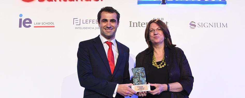 Javier Bosch, antiguo alumno de la Facultad de Derecho (Comillas ICADE), ha sido elegido Mejor Abogado Joven por el diario Expansión. 