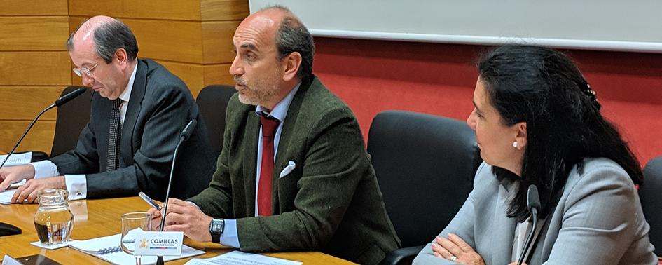 De izquierda a derecha, Fernando Vives, presidente Ejecutivo de Garrigues; Íñigo Navarro, Decano de la Facultad de Derecho (Comillas ICADE) y Mónica Martín de Vidales, codirectora del Departamento de Mercantil de Garrigues y de la Cátedra Garrigues de Comillas ICADE.