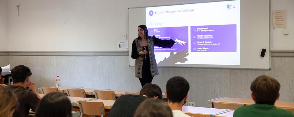 Elena Gil Lizasoain, directora de producto en Telefónica Tech, dio una clase magistral a los estudiantes de Business Analytics