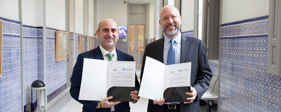 El decano de Comillas ICADE durante la firma del convenio con la Loyola Law School