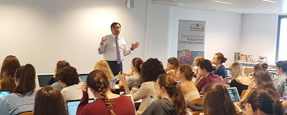 Margaritis Schinas durante una clase del programa de verano de Comillas CIHS