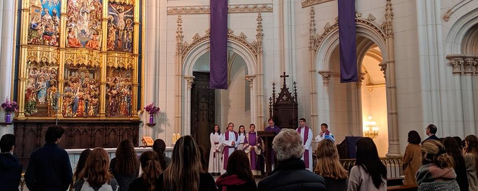 El P. Alberto Núñez presidiendo la Eucaristía de Adviento