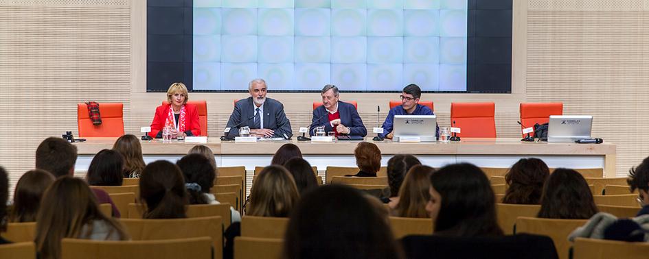 De izquierda a derecha, Nadia Rodríguez, directora del departamento; el rector, Julio L. Martínez, SJ; el profesor Pedro Álvarez, SJ, y Jaime Tatay, SJ