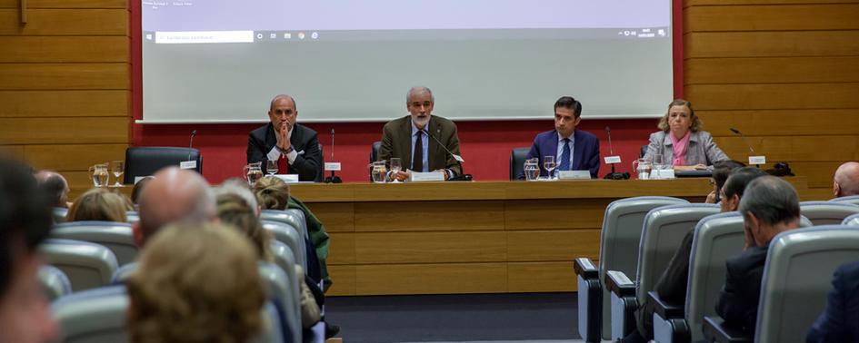 De izq. a der.: Julio L. Martínez (rector de Comillas); Iñigo Alfonso Navarro Mendizábal, (decano de la Facultad de Derecho Comillas ICADE); Pablo García-Manzano (socio de Derecho Público y codirector del Observatorio en Ashurst) y María Isabel Álvarez Vélez (profesora propia ordinaria de Derecho Constitucional y codirectora del Observatorio por parte de Comillas ICADE).  