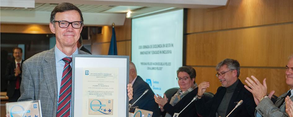 Vicente Hernández, director de la revista, recogiendo el premio