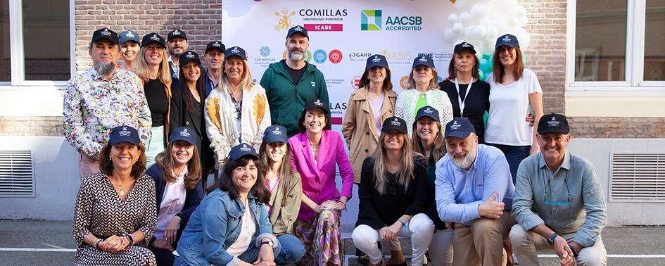 La Facultad de Ciencias Económica y Empresariales entregó gorras conmemorativas a estudiantes y empleados