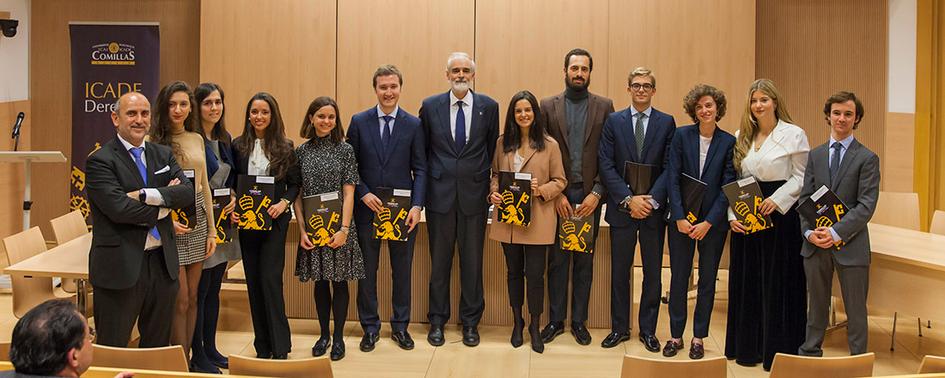 Los premiados junto al rector y al decano de la facultad