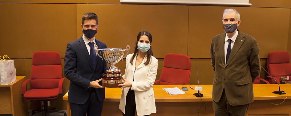 Los ganadores del Trofeo Rector de Debate junto al rector