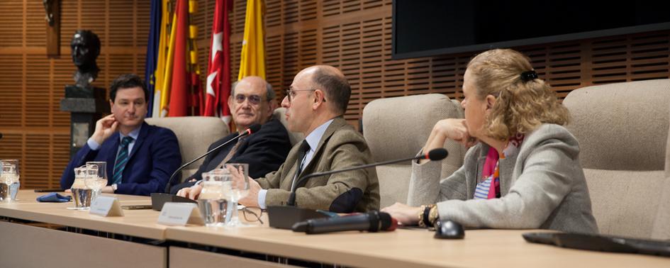 De izq. A der.: Francisco Valiente (profesor de derecho constitucional en la Facultad de Derecho), Ignacio Astarloa Huarte-Mendioca (profesor de derecho constitucional en la Facultad de Derecho), Josep María Castellà Andreu (catedrático de derecho constitucional en la Universidad de Barcelona) y Maria Isabel Álvarez Vélez (directora del departamento de disciplinas comunes de la Facultad de Derecho).