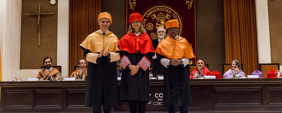 El rector entrega los premios extraordinarios durante la festividad de Santo Tomás de Aquino 