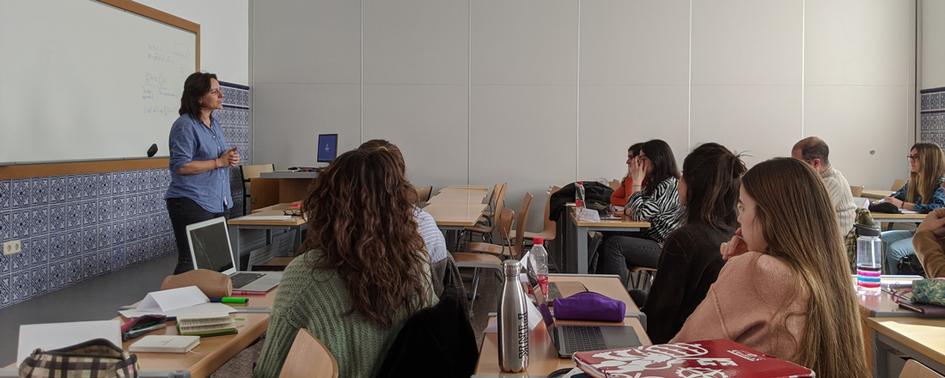 Violeta Assiego, asesora en la Clínica Jurídica ICADE hablando durante el seminario.