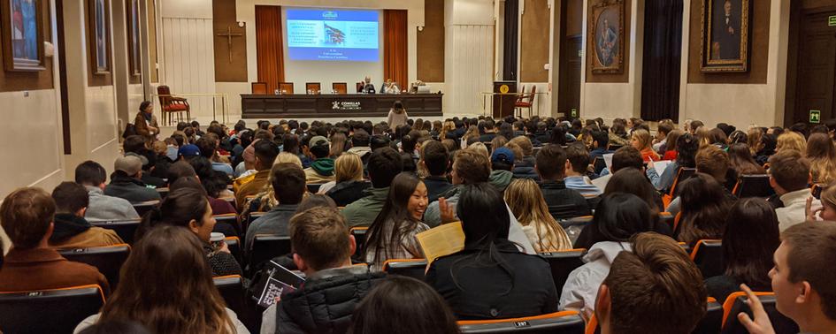 Estudiantes internacionales en el Aula Magna durante la sesión informativa