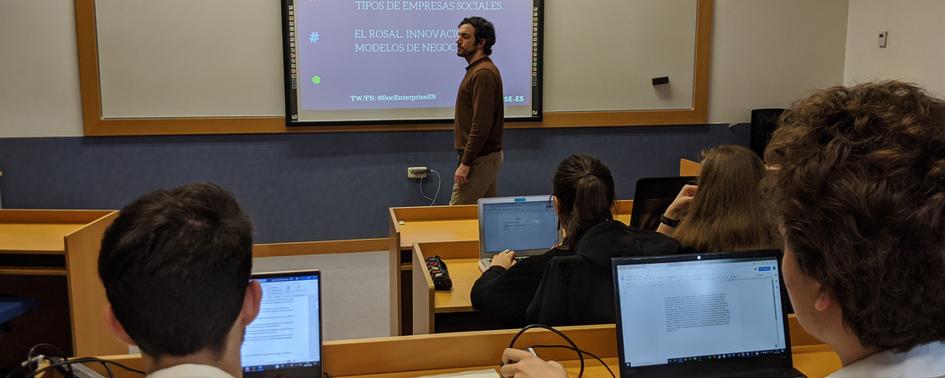 Javier Goizueta, fundador y CEO social de Enterprise España, en una sesión del taller “Crea una startup para cambiar el mundo”.