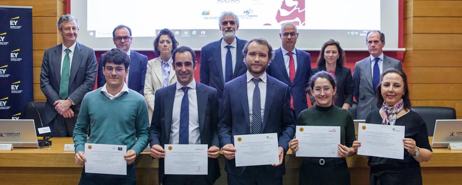 El rector, Julio L. Martínez, junto a los cinco alumnos premiados.