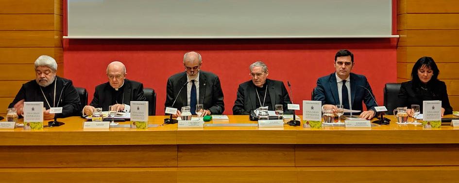 El rector P. Julio L. Martínez, S junto a otros de los asistentes a la presentación de la publicación del papa Francisco