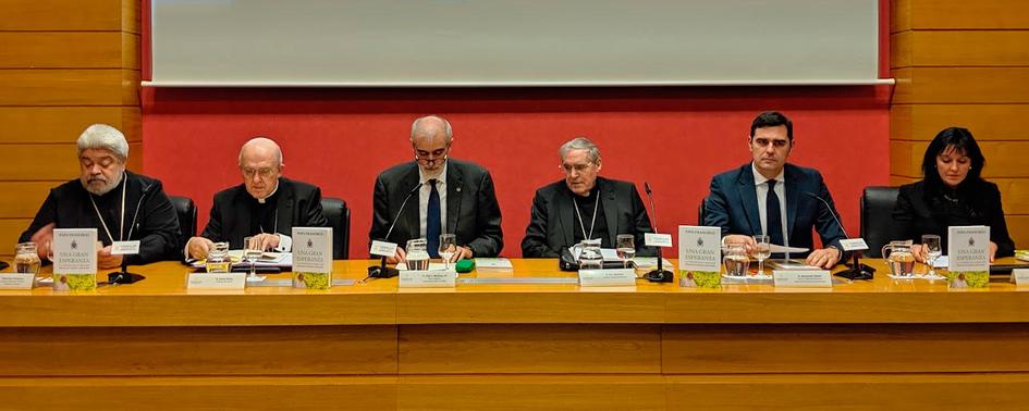El rector P. Julio L. Martínez, S junto a otros de los asistentes a la presentación de la publicación del papa Francisco