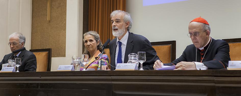 El rector de la Universidad Pontificia Comillas flanqueado por la infanta Elena (izda.) y por el arzobispo de Madrid, Carlos Osoro, durante el XXX Congreso Internacional de la Asociación Católica Internacional de Instituciones de Ciencias de la Educación (ACISE).