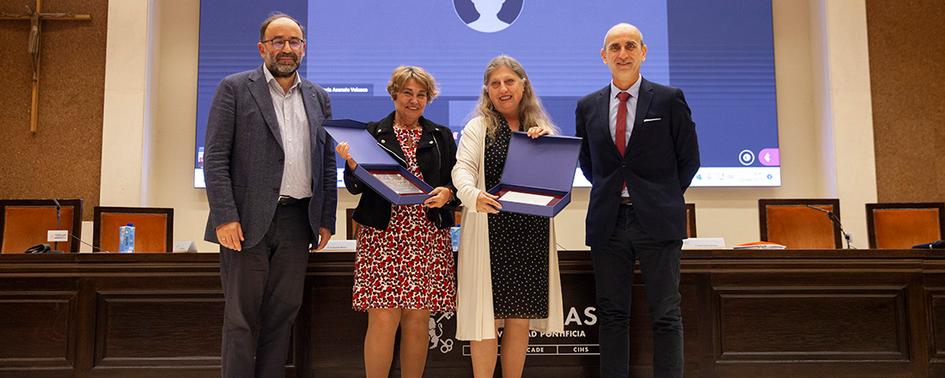 La actual directora, Isabel Lázaro, y la anterior directora, Concepción Molina, recibieron una placa de homenaje.