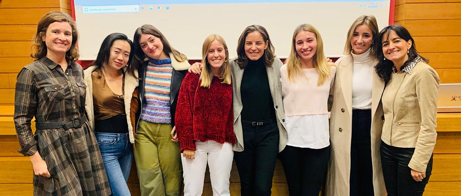 La directora general de Twitter España con las alumnas de E-6