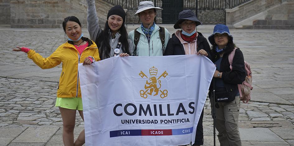 Un grupo de estudiantes frente a la Catedral de Santiago