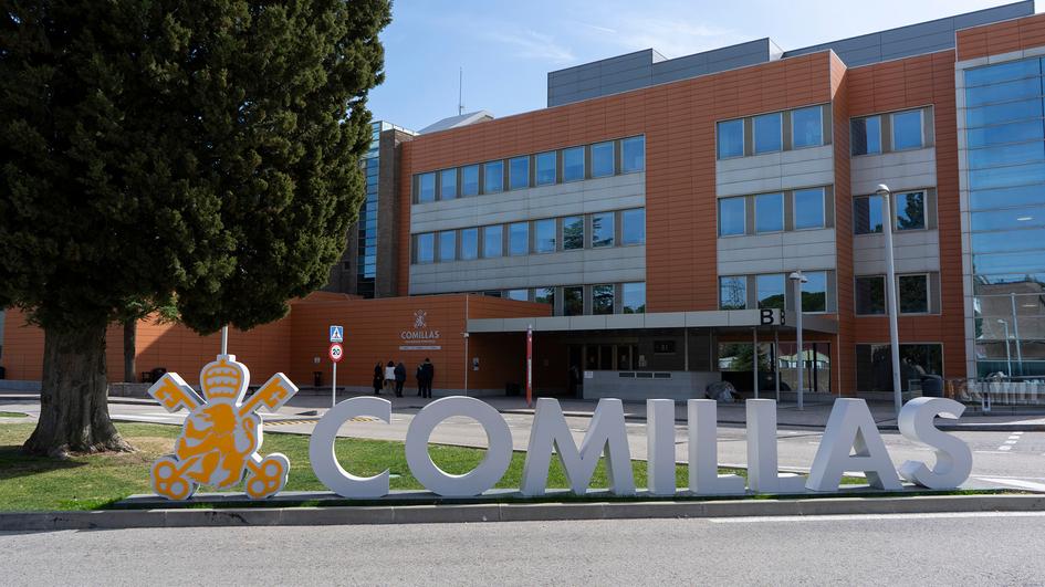 Edificio moderno con el nombre 'COMILLAS' destacado en el frente.