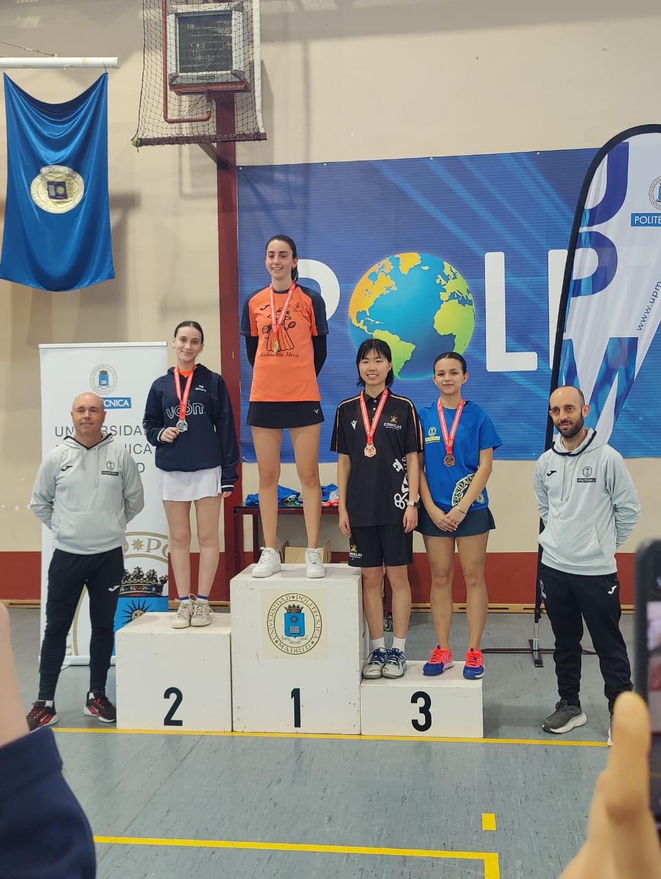 Cuatro competidoras posan en un podio tras una competencia deportiva, luciendo medallas.