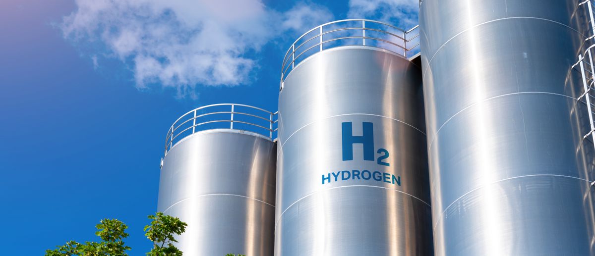 Tanques de almacenamiento de hidrógeno con un cielo azul claro de fondo.