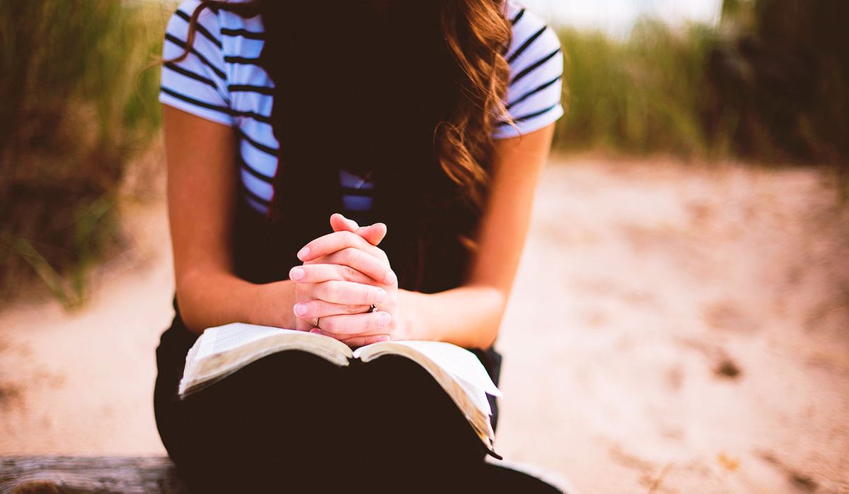 chica leyendo en la playa