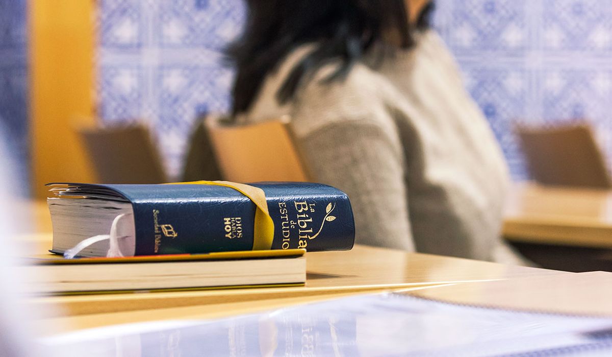 biblia encima de una mesa de un aula