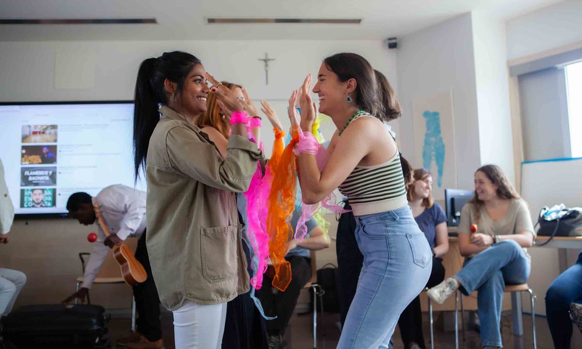 chicas bailando en clase