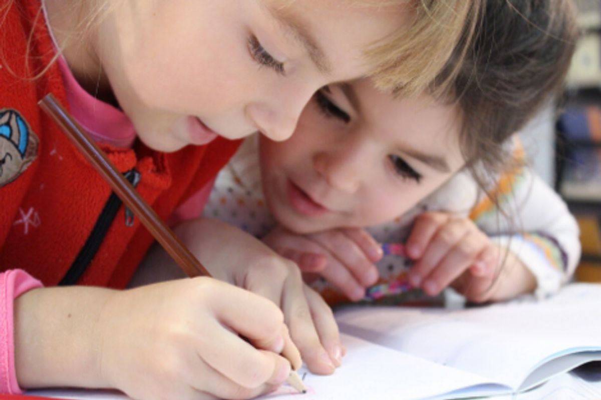 niños haciendo deberes