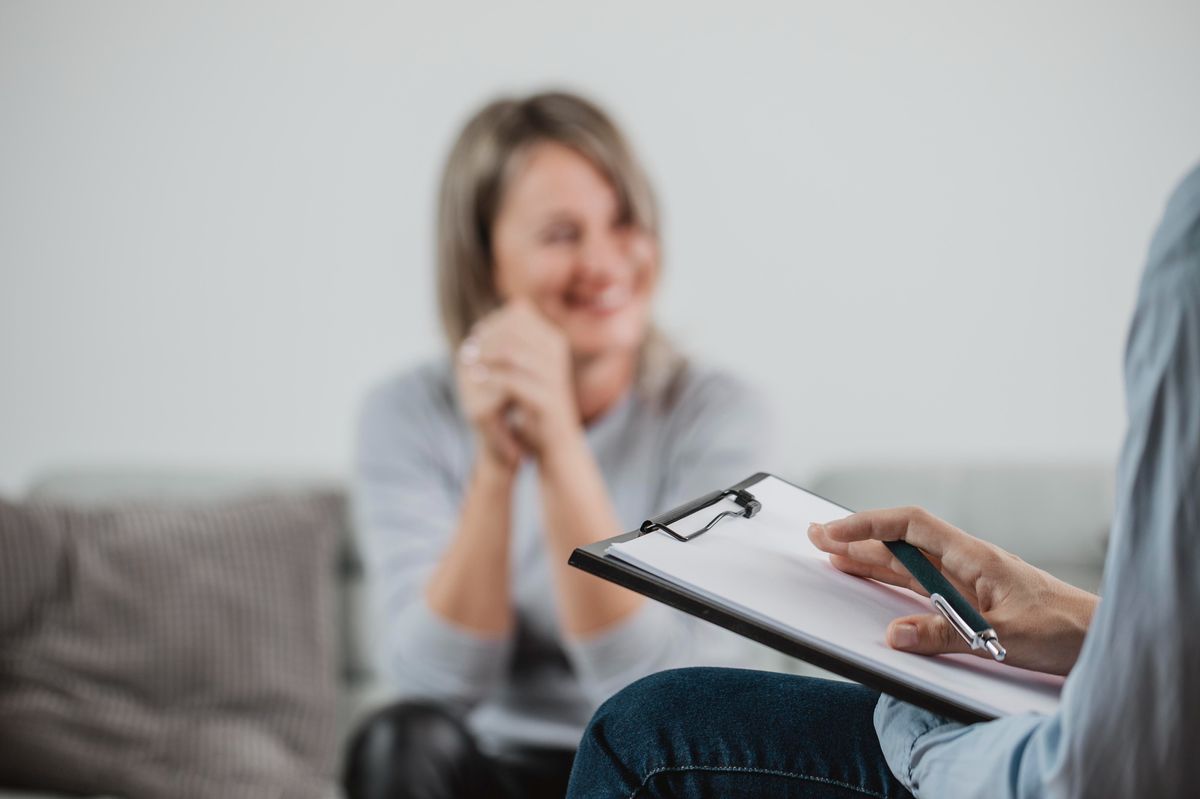 mujer adulta sesion terapia