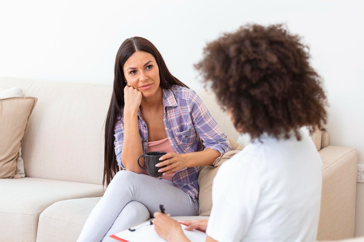 mujer-terapia-psicologa-tomando-notas-escucha-su-cliente