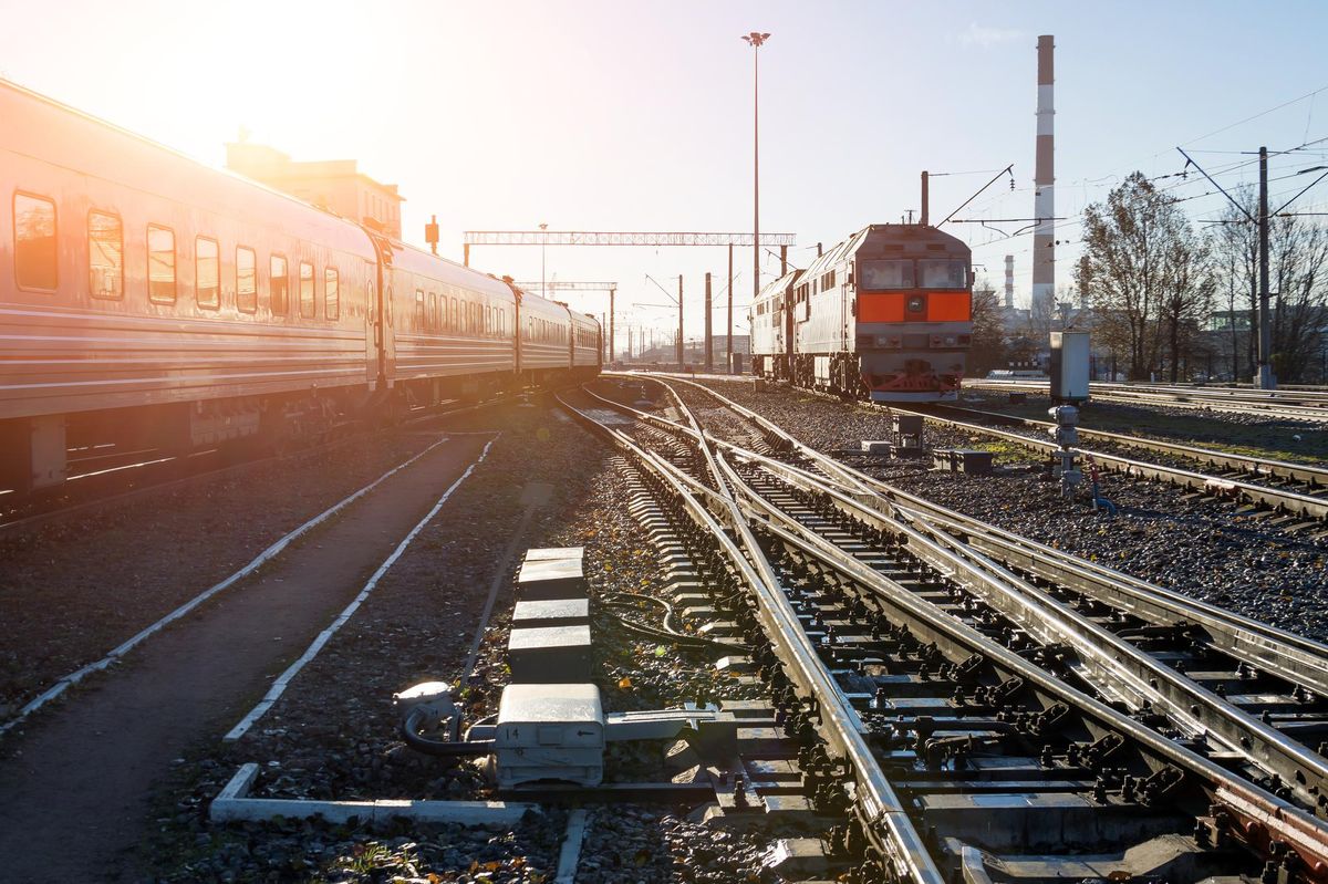 tren vagones tren pasajeros corre estacion vias