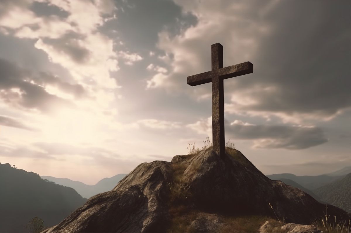 cruz religiosa en una montaña