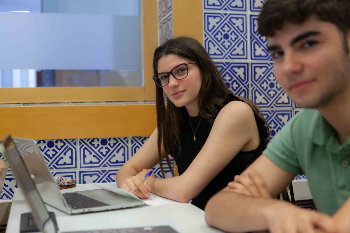 chico y chica con ordenador en clase