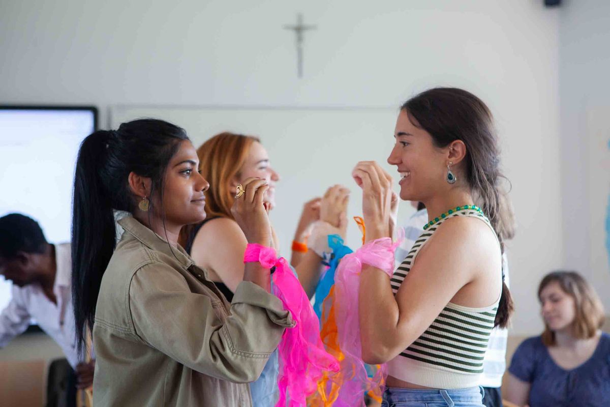 chicas bailando en clase de educacion infantil