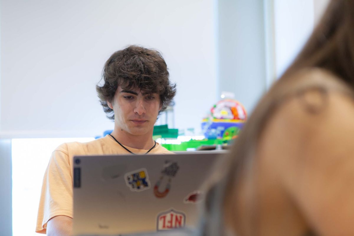 chico en clase de educación infantil