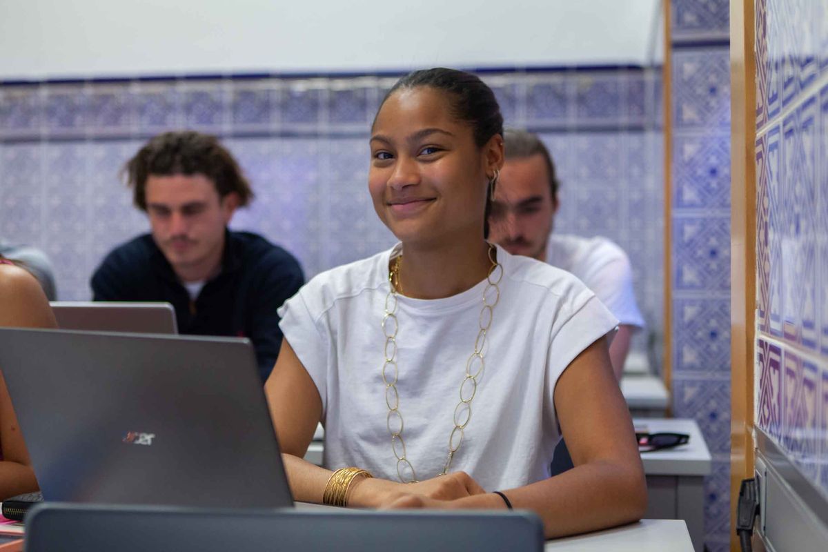 chica sonriendo en clase