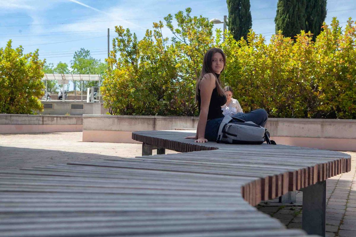 chica sentada en el parque