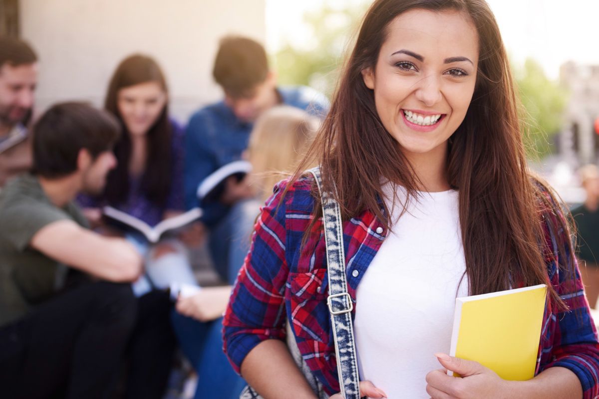 mujer-sonriente-tener-descanso-universidad