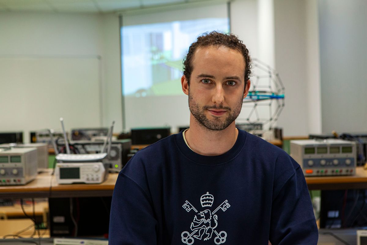 alumno en el laboratorio de ingenieria